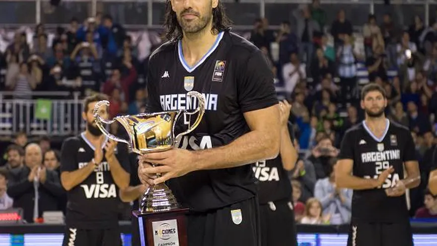 Luis Scola sostiene el trofeo de campeón del Torneo Super 4 que ganó Argentina