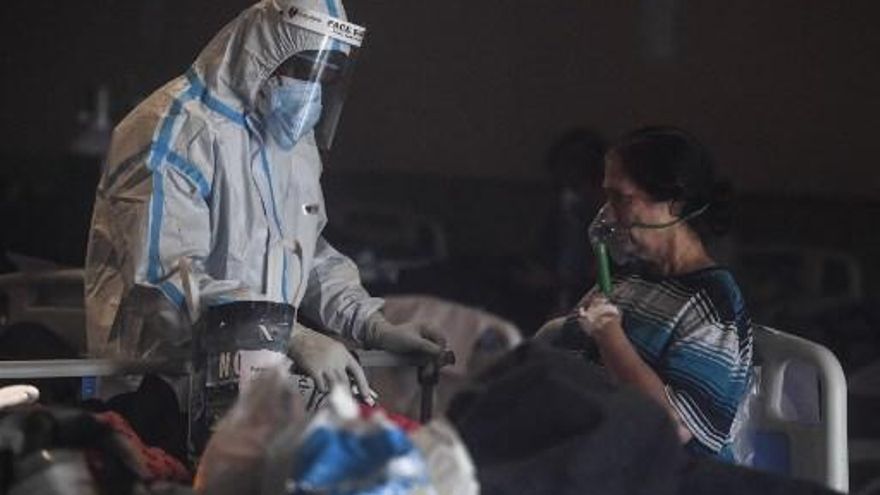 Los hospitales de la ciudad están saturados, faltan camas, oxígeno y hay gente que muere esperando a las puertas de los centros médicos.