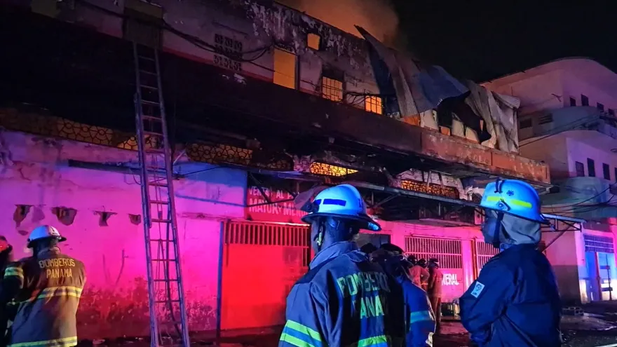 Incendio consume caserón en la ciudad de Colón