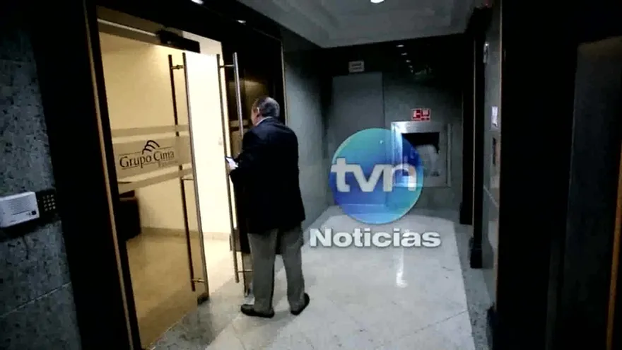 Magistrado Harry Díaz es captado por camarógrafo saliendo de oficina de Grupo Wisa.