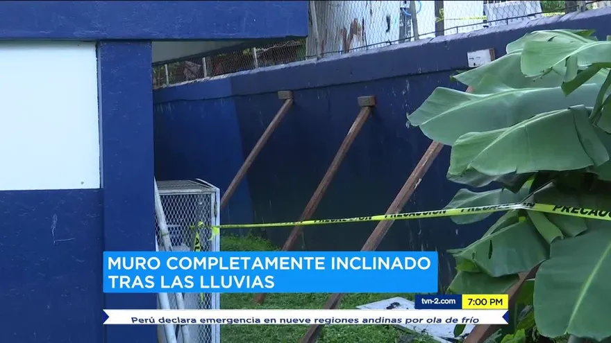 Padres de familia de escuela en San Antonio preocupados por mal estado de muro