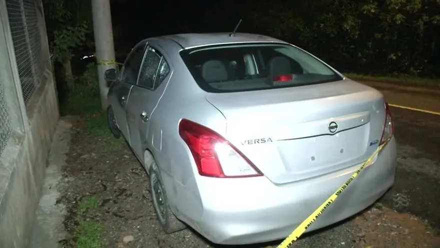 Investigan auto con orificios de bala en Cerro Azul