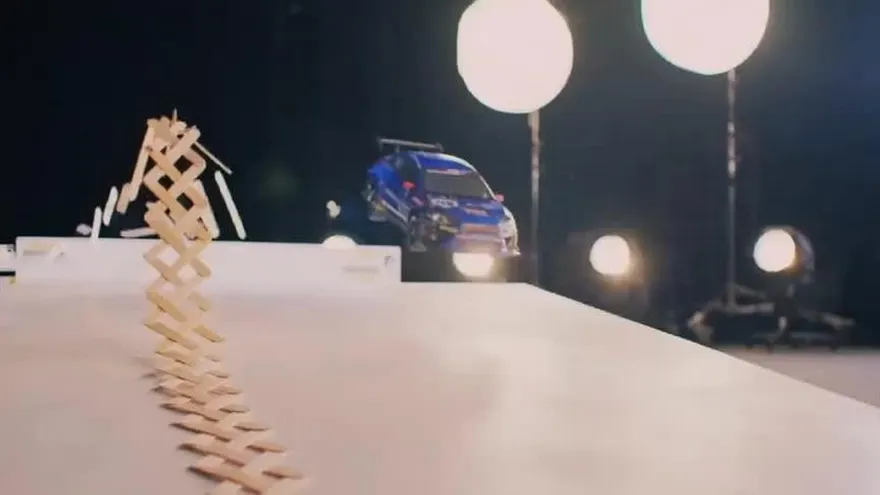 Tremendo video de un auto de juguete