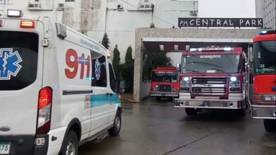 Bomberos atienden incendio en el deposito de un edificio