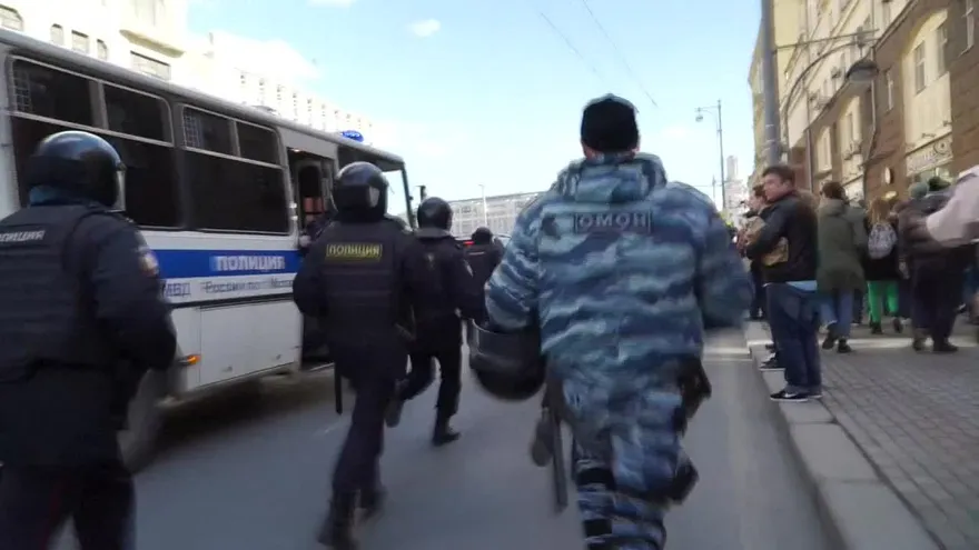 Más de 700 detenidos en protesta en Moscú