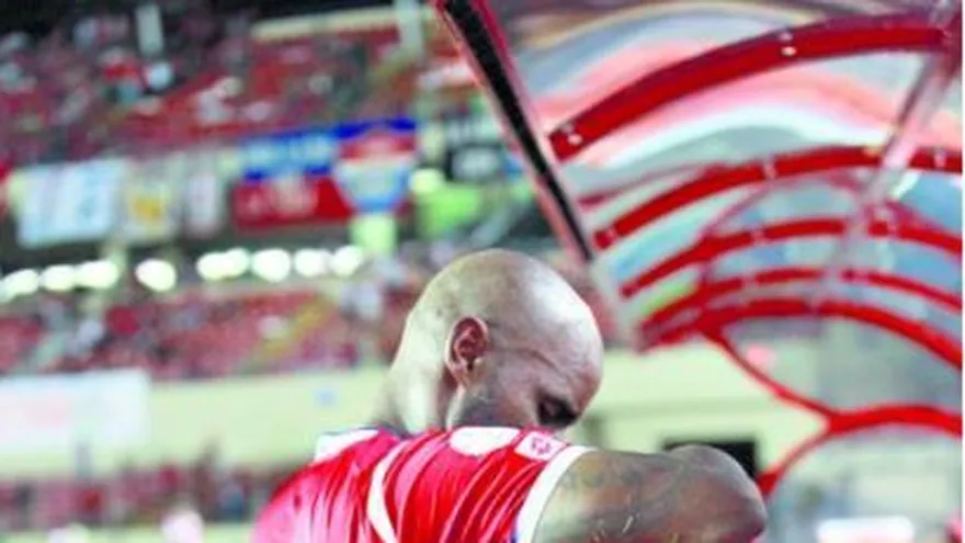 Felipe Baloy y Blas Pérez, llorando desconsoladamente el 15 de octubre del 2013.