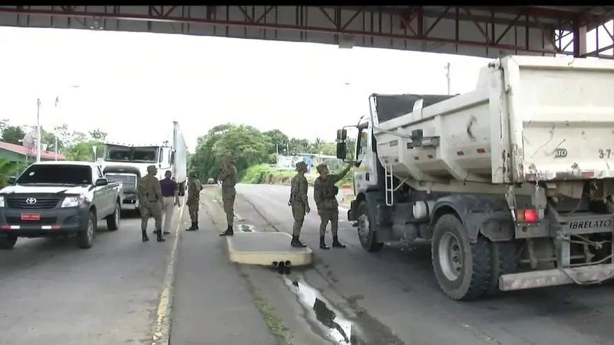 Formulan cargos a mujeres sorprendidas con más de un cuarto de millón de dólares