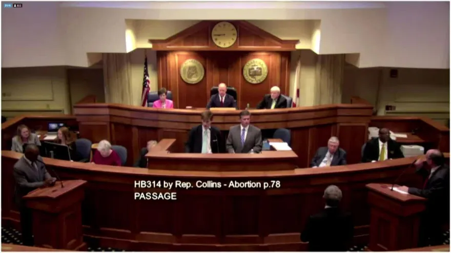 Senado de Alabama aprueba ley antiaborto más estricta de EEUU