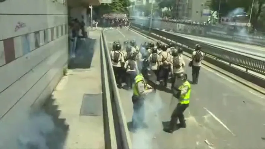 Chocan policías y manifestantes opositores en VenezuelaS