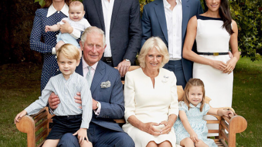 El príncipe Carlos acompañado de su esposa Camila, los hijos que tuvo con Diana de Gales, los príncipes Guillermo y Enrique, sus nueras y nietos