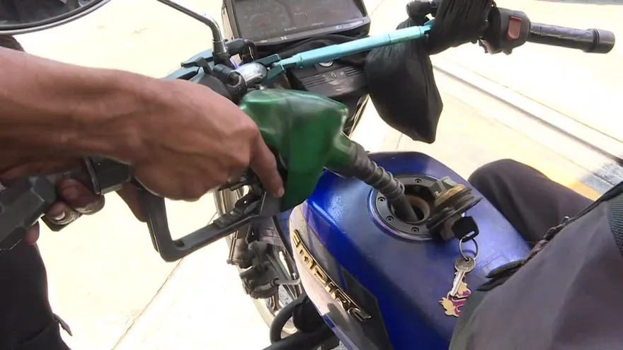 Venezuela, donde un caramelo cuesta más que llenar el tanque de gasolina