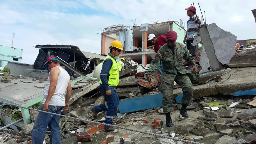 Imágenes del devastador sismo en Ecuador