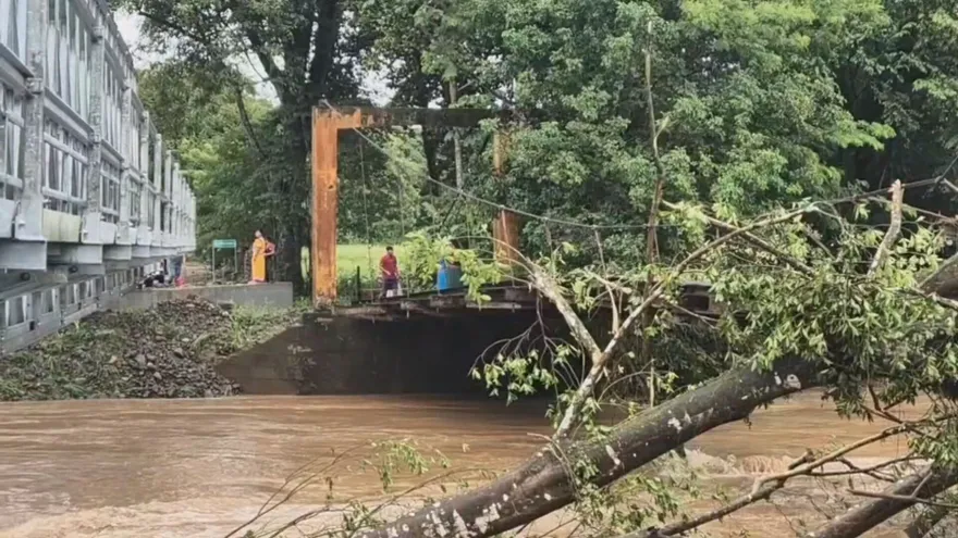 Miles de personas de al menos 12 comunidades del sector comarcal de Mironó, en la comarca Ngäbe Buglé, han quedado parcialmente incomunicadas luego del colapso del puente que utilizaban como principal vía de acceso hacia estas localidades.