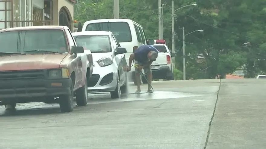 Residentes de Praderas de San Antonio estuvieron sin suministro de agua por varios días