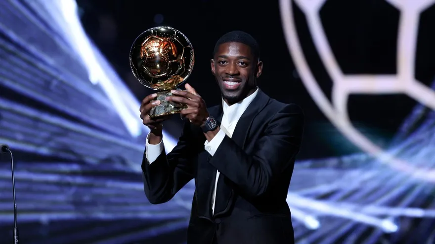 Ousmane Dembéle con el Balón de Oro en sus manos