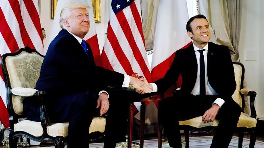 El presidente estadounidense, Donald J. Trump (i), estrecha la mano del presidente francés, Emmanuel Macron, durante su reunión en el marco de la cúmbre de líderes de países de la OTAN, en la residencia del embajador estadounidense en Bruselas, Bélgica, hoy, 25 de mayo de 2017.