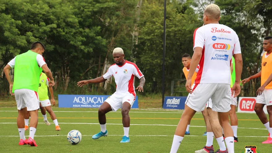 Selección completa entrenamiento matutino en la "burbuja"