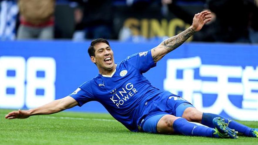 Leonardo Ulloa se lució ante el Swansea
