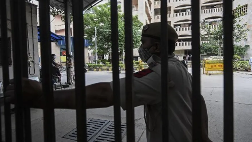 La policía custodia el lugar del tiroteo en India