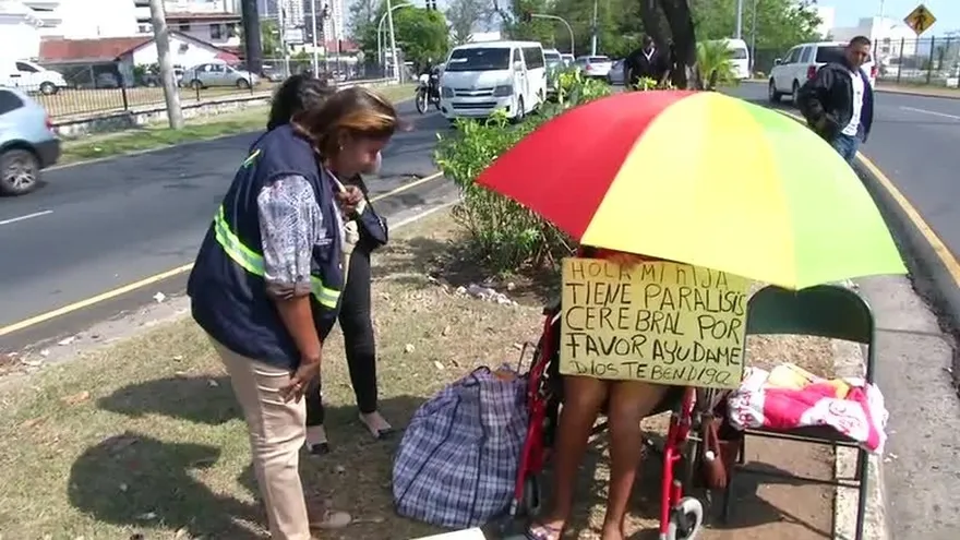 Sacan de la calle a madre e hija con discapacidad