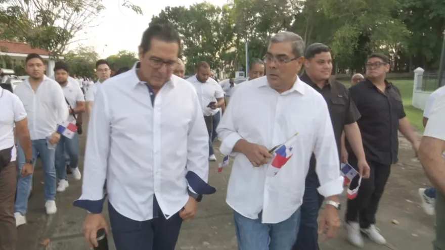 El expresidente de la República, Martín Torrijos, encabeza caminata hacia el monumento a los Mártires.