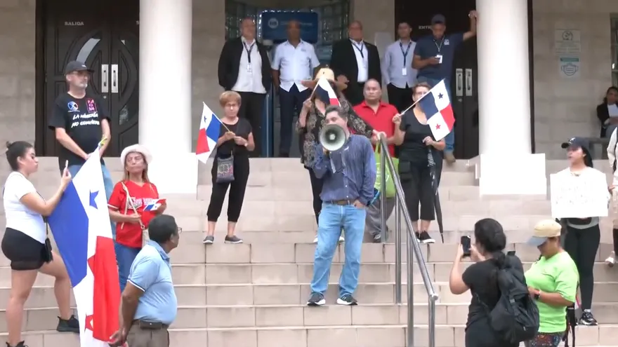 Personas se manifiestan en la Corte Suprema de Justicia