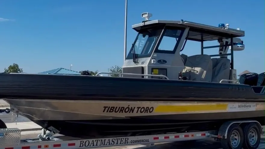 Donan moderna embarcación "Tiburón Toro" a MiAmbiente