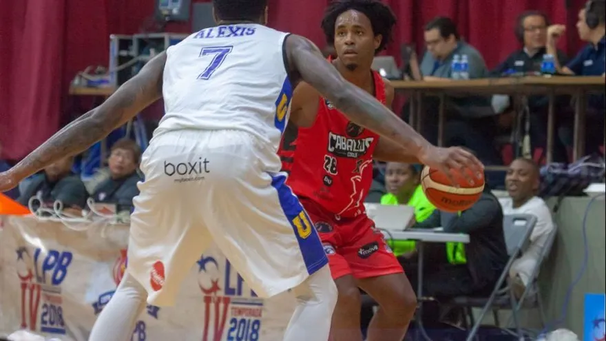 Universitarios le dan vuelta al marcador y vencen a los Caballos de Coclé