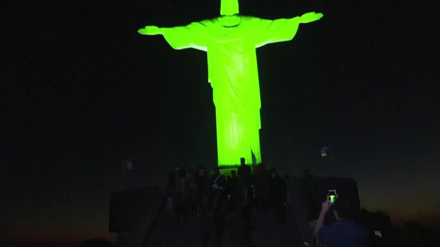 El Cristo Redentor en Rio de Janeiro se ilumina de verde