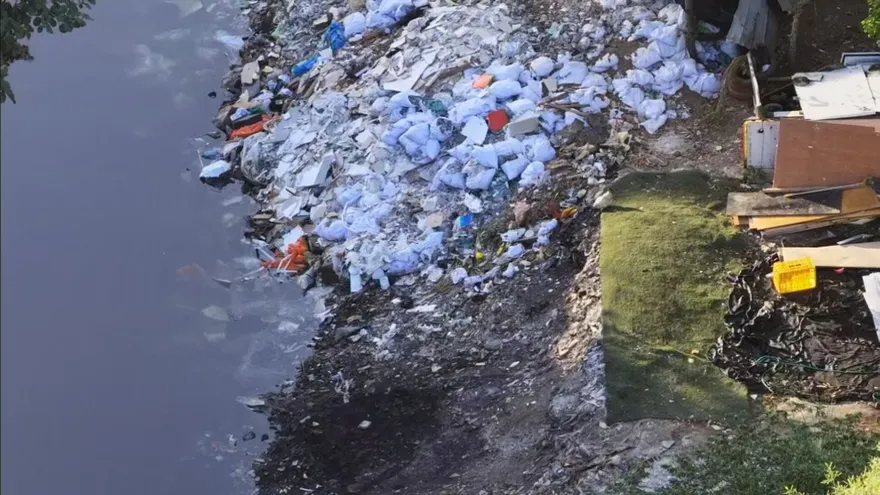 Caliche arrojado al río Abajo en el área de Puente del Rey, en Parque Lefevre.