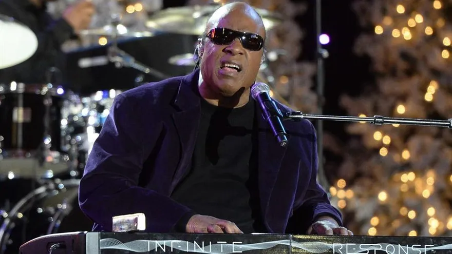 Fotografía fechada el 02 de diciembre de 2013 del cantante Stevie Wonder en la Gala Anual de Navidad en Hollywood, California (EE. UU).