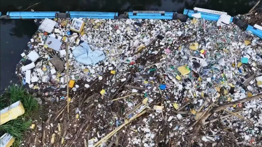 Más de 20 toneladas de residuos terminan en el mar tras fallas en barreras
