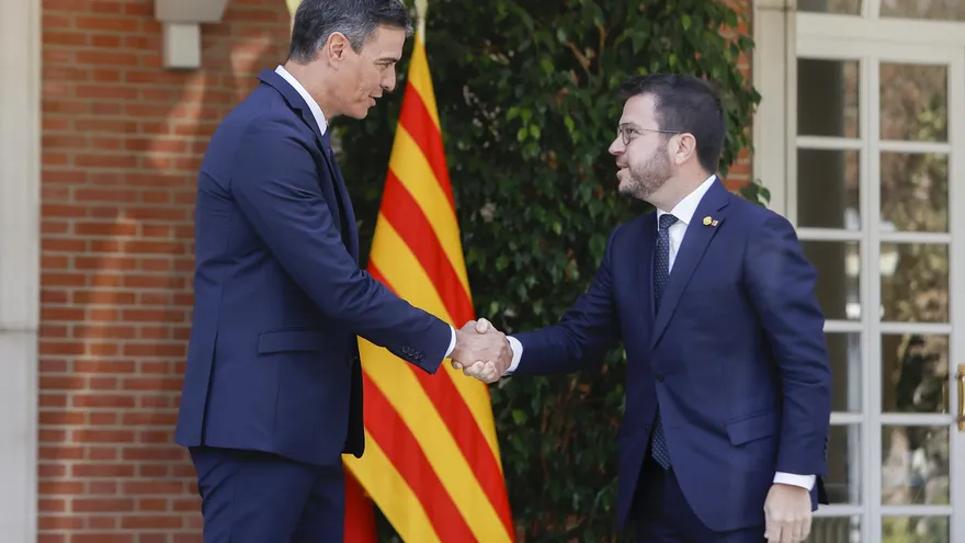 El presidente del Gobierno, Pedro Sánchez (i), recibe al presidente de la Generalitat de Cataluña, Pere Aragonès, antes de mantener una reunión este viernes en el Palacio de la Moncloa