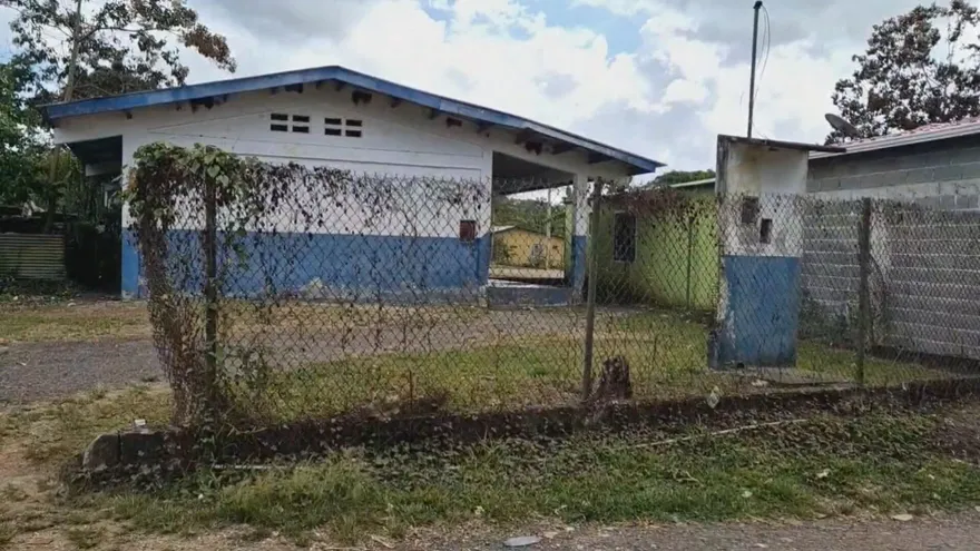 Padres denuncian actos inmorales y abandono en escuela Los Ríos en Colón