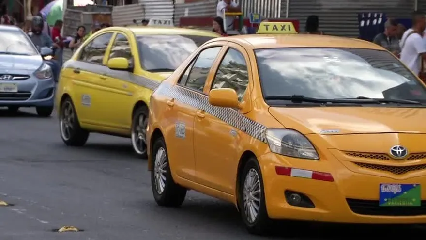 Se busca regulación de taxistas