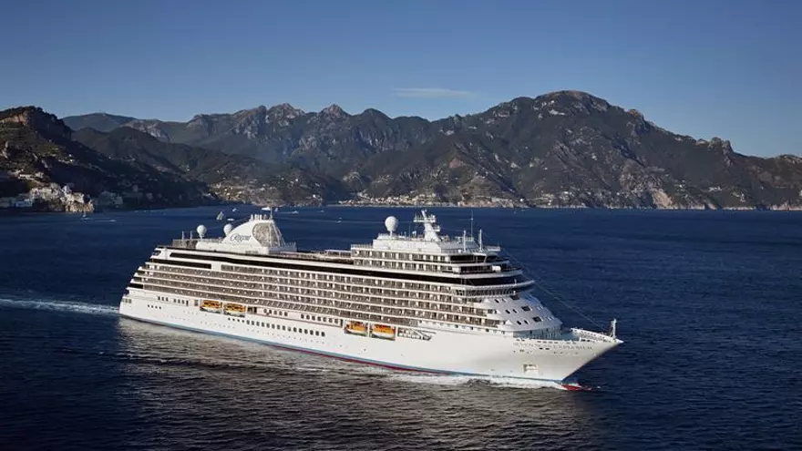 Fotografía sin fechar y sin información de ubicación cedida por la compañía Regent Seven Seas Cruises, subsidiaria de la Norwegian Cruise Line Holdings Ltd., este 27 de enero de 2017, que muestra el crucero "Seven Seas Explorer".