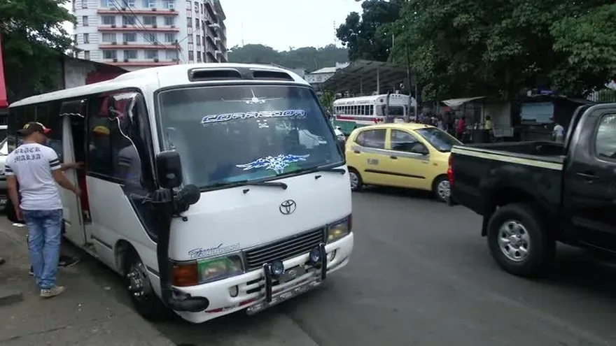 Transportistas piratas justifican aumento del pasaje