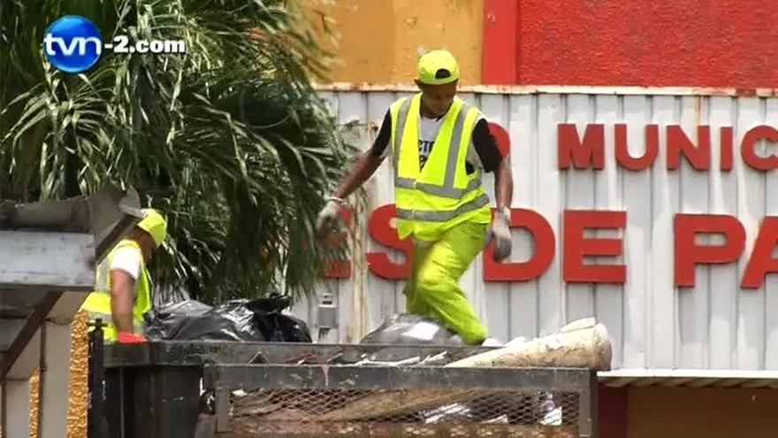 Trabajadores de Aseo trabajan con las uñas