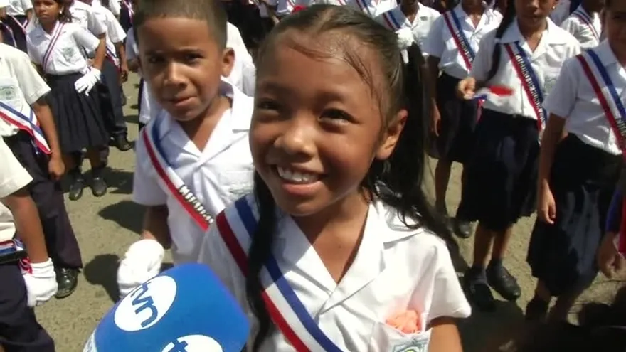 Niños felices por participar en su primer desfiles