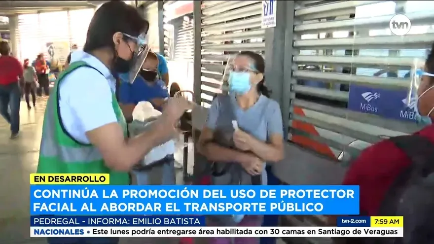 Piden a usuarios usar caretas en el transporte público