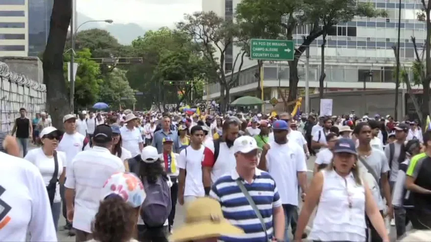 Oposición marcha en silencio tras ola de disturbios en Venezuela