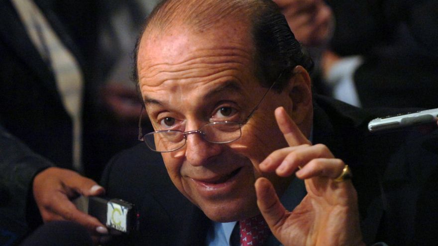 Fotografía de archivo fechada el 7 de diciembre de 2007 que muestra al exministro colombiano Alvaro Leyva durante una rueda de prensa en Bogotá (Colombia).