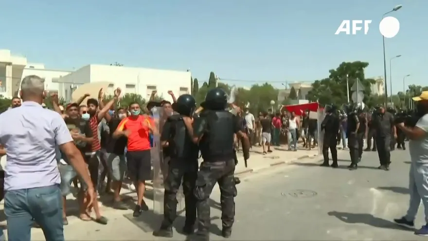 Choques frente al Parlamento de Túnez tras su suspensión