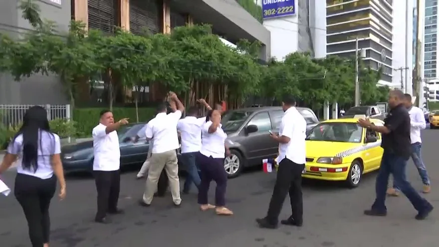Taxistas cierran la avenida Balboa