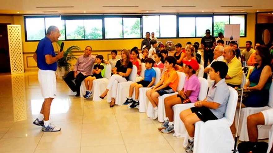 Jóvenes tenistas reciben charla motivacional