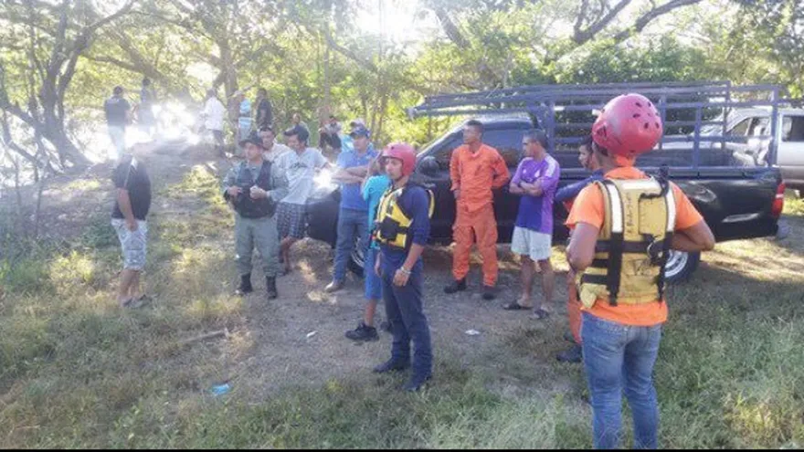 Agentes de protección civil cuando hallaron al agricultor.