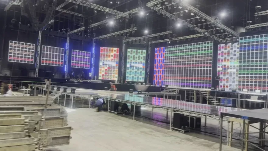 Dentro del Centro de Convenciones de Amador preparan la tarima del espectáculo