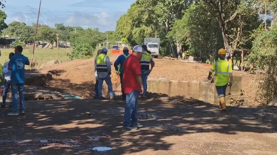 Trabajos en el paso por la construcción de la carretera entre Los Santos y Macaracas