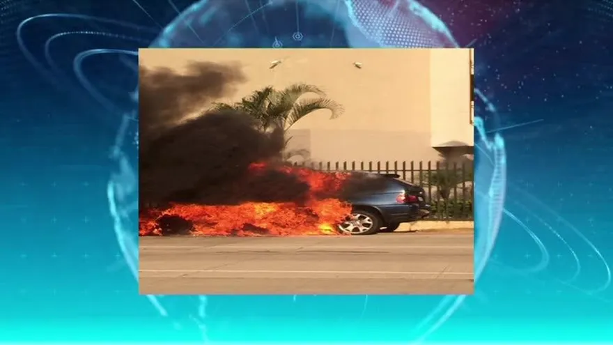 Bomberos sofocan el incendio de un automóvil