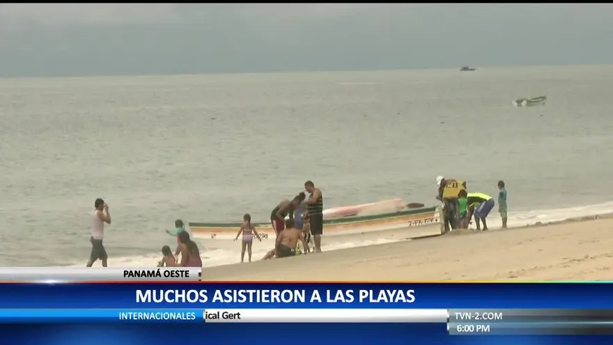 Bañistas van a las playas a pesar de aviso de prevención